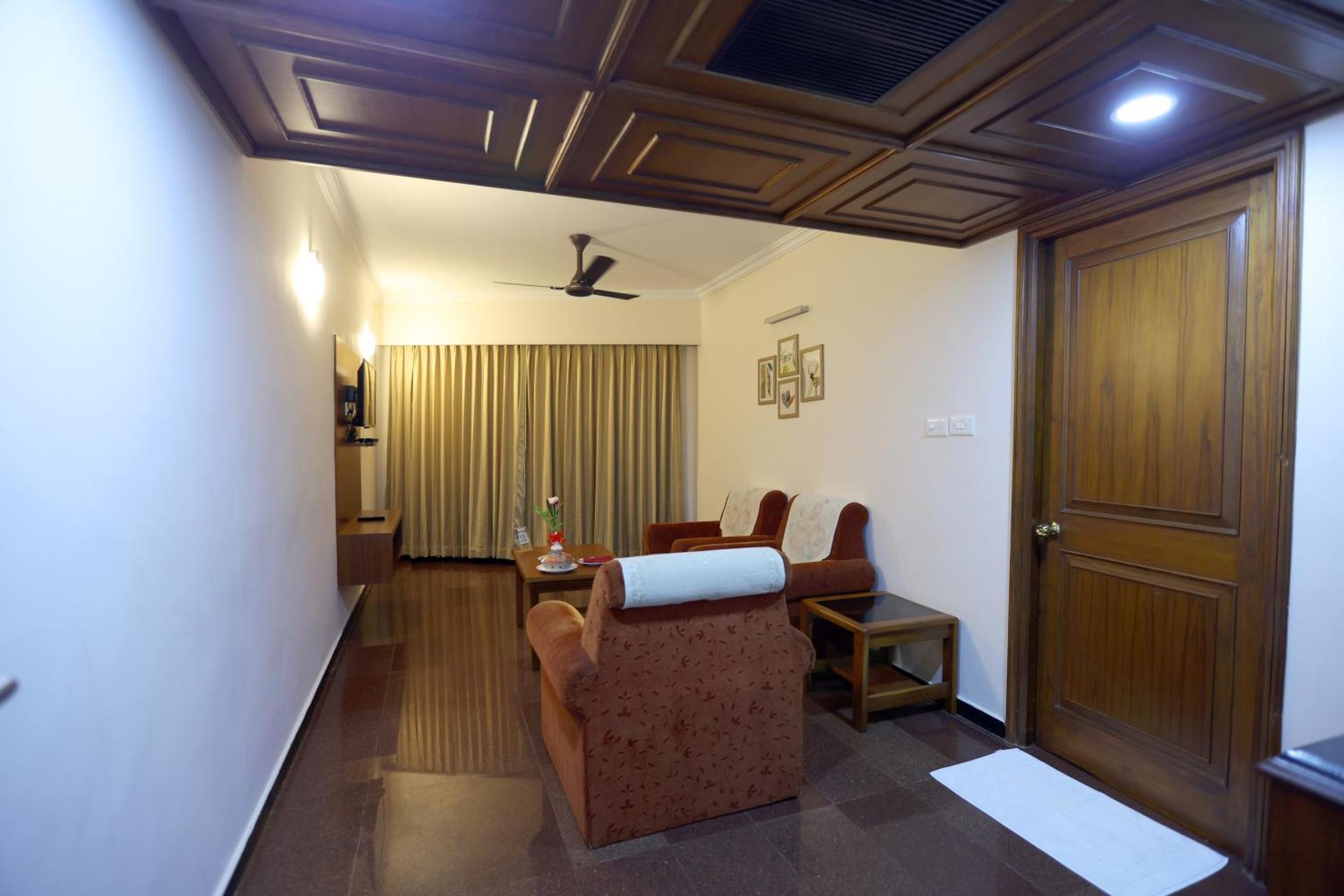 Отель Breeze Residency Tiruchirappalli Экстерьер фото