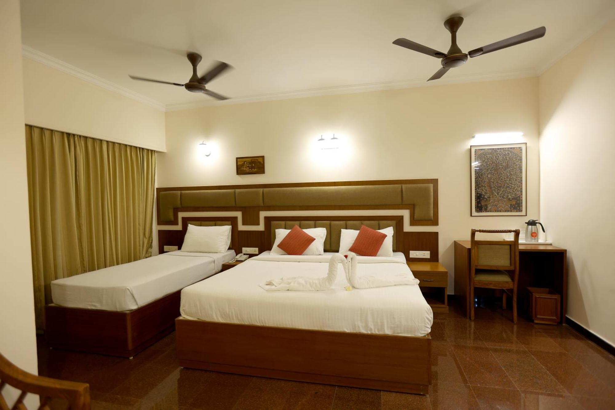 Отель Breeze Residency Tiruchirappalli Экстерьер фото