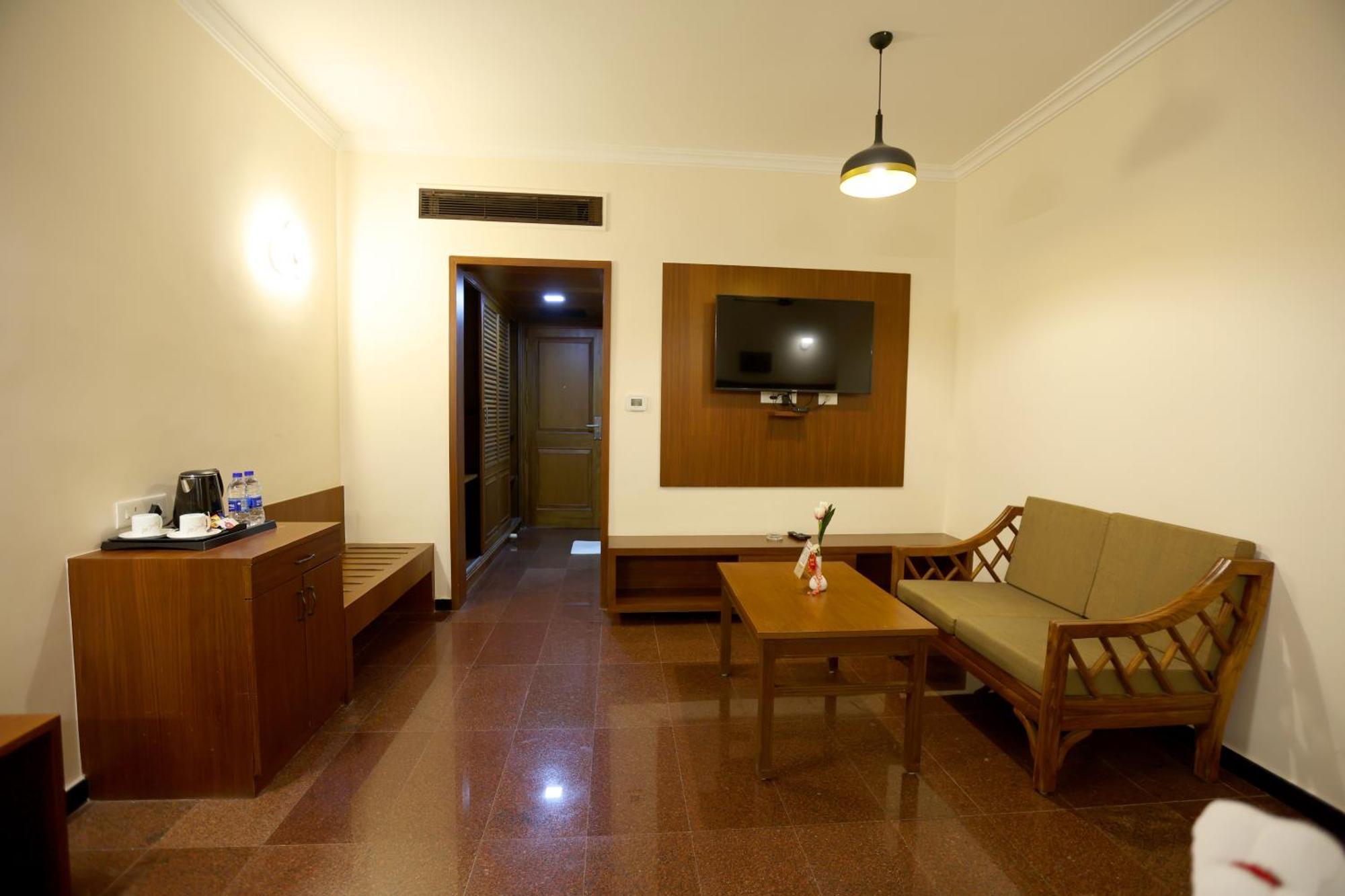 Отель Breeze Residency Tiruchirappalli Экстерьер фото