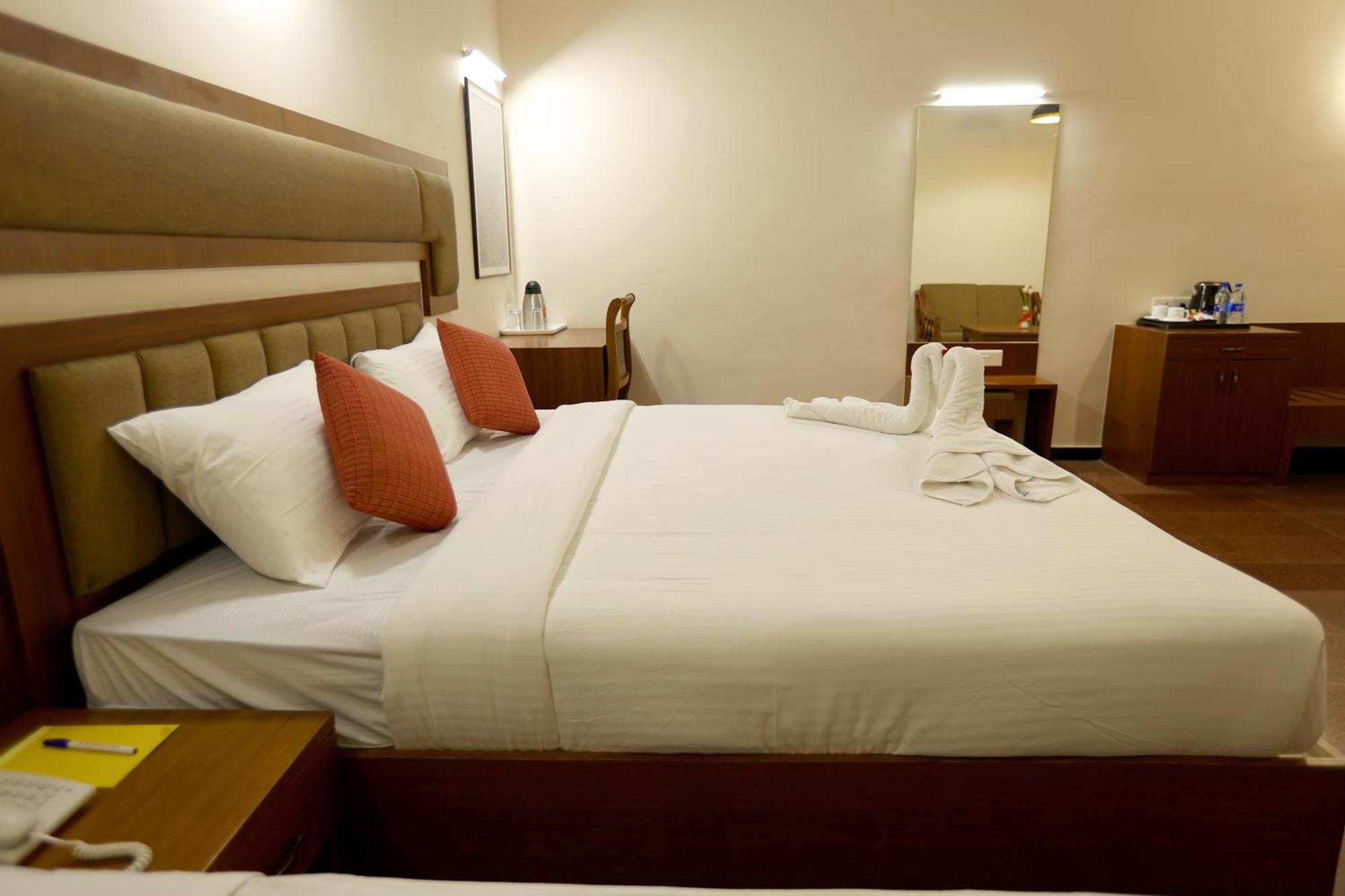 Отель Breeze Residency Tiruchirappalli Экстерьер фото