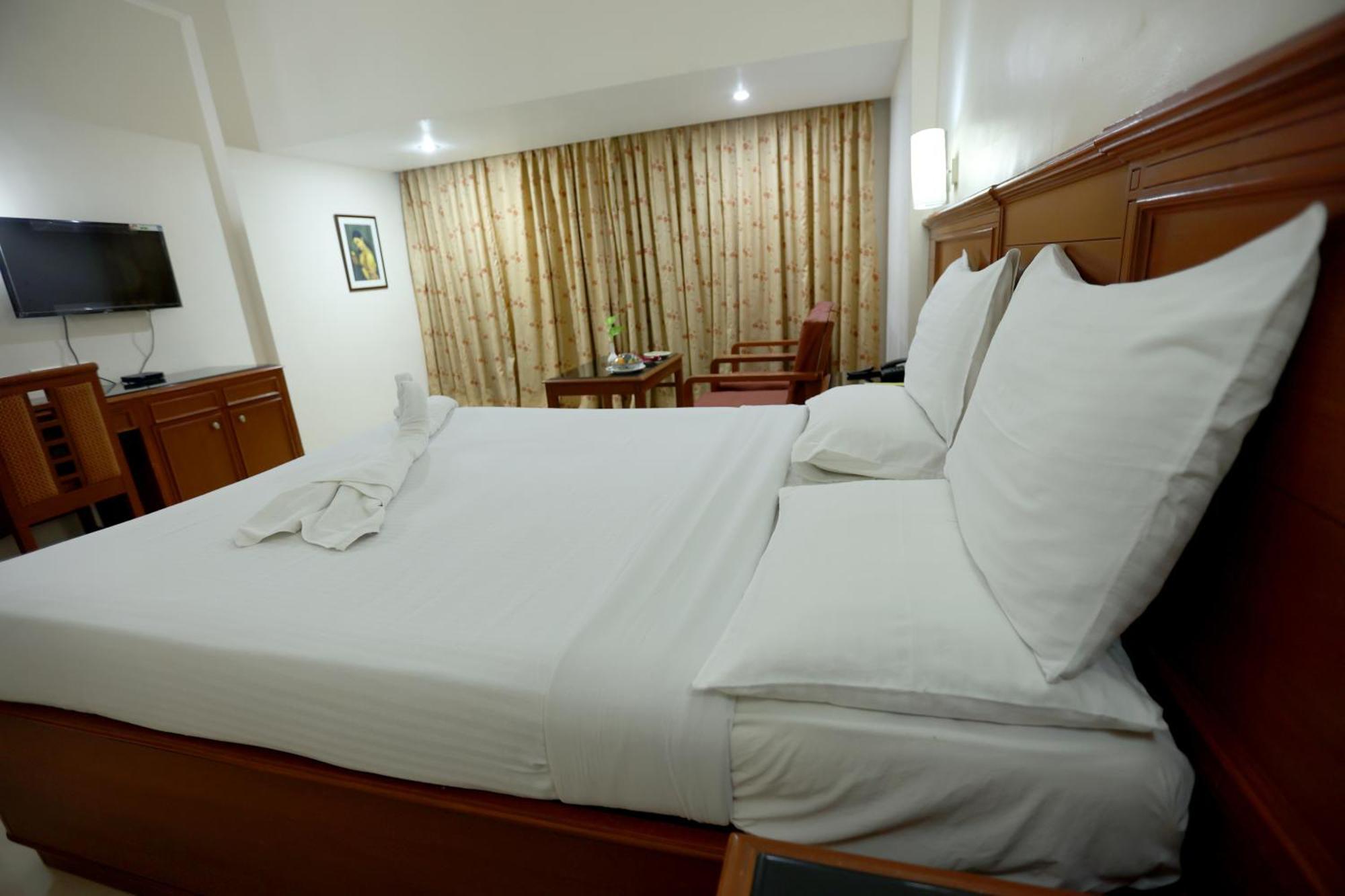 Отель Breeze Residency Tiruchirappalli Экстерьер фото